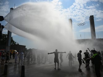 Berlin Deploys Police Water Cannons for Mist as Heat Soars