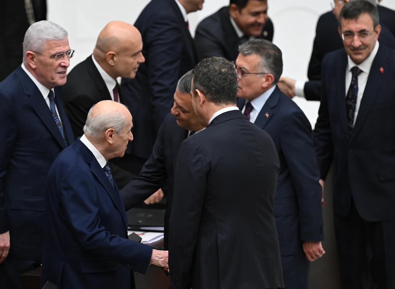 Meclis'te alışılmadık sıcak anlar: Liderler tokalaştı