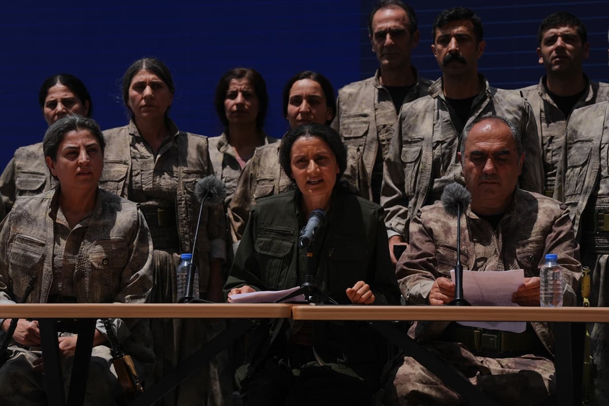 PKK'dan bir grup silahlarını imha etti