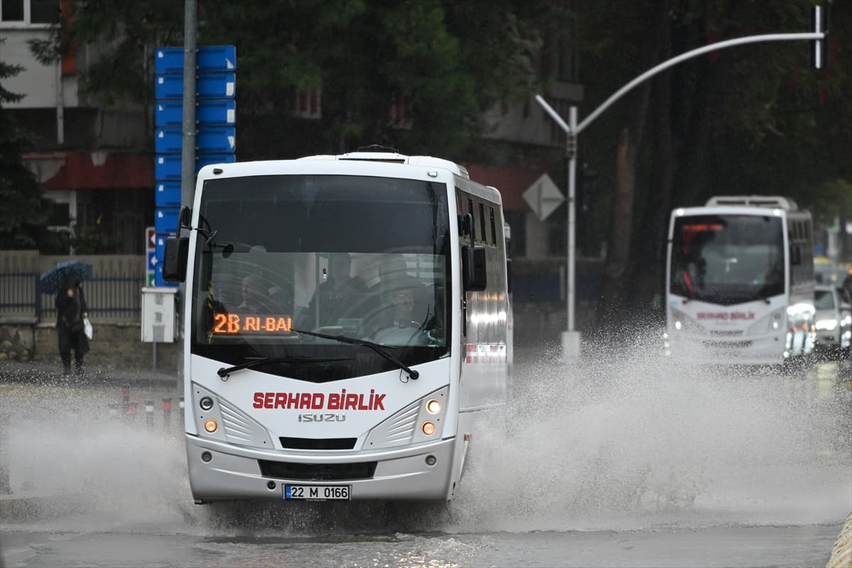Edirne'de sağanak yağış hayatı olumsuz etkiliyor