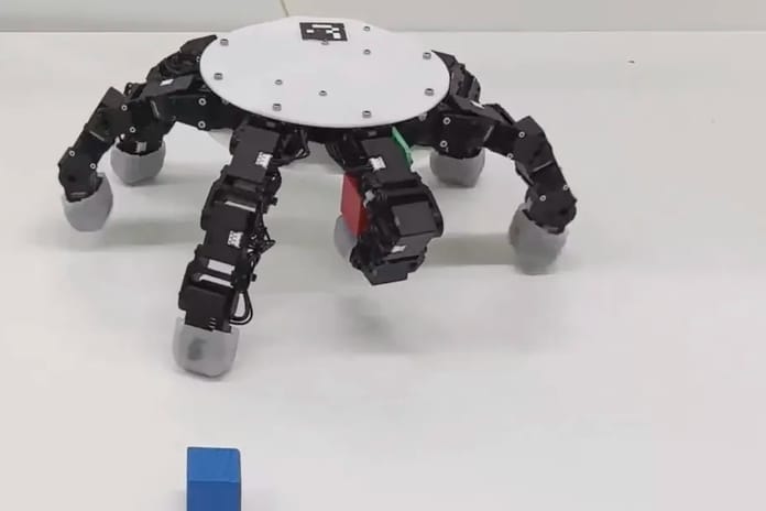 Robotik dünyasında 'Thing' devrimi: Kendi başına hareket edebilen akıllı el geliştirildi