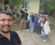 Kaza yapan Çinli kafileyi annesinin evinde ağırladı