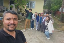 Kaza yapan Çinli kafileyi annesinin evinde ağırladı