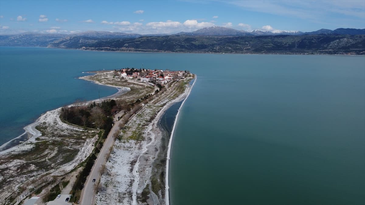 Eğirdir Gölü’nde mucizevi görüntü: Suyun içinden yol çıktı