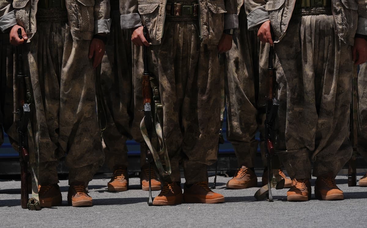 PKK'dan bir grup silahlarını imha etti