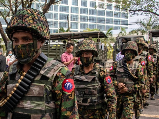 Myanmar ordusu iki yaşındaki çocukları ailelerinin yerine tutukluyor