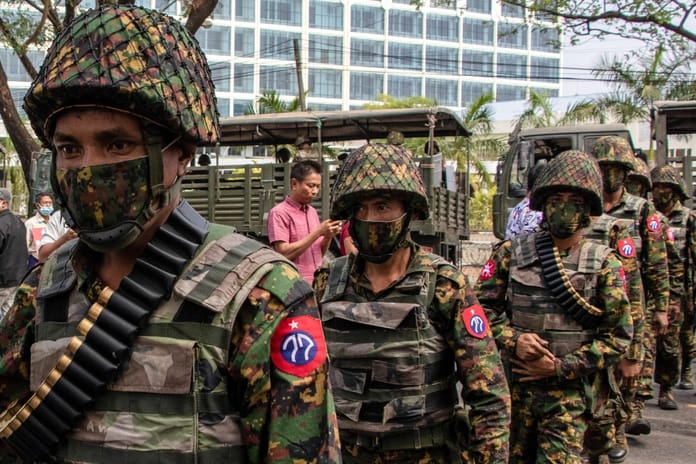 Myanmar ordusu iki yaşındaki çocukları ailelerinin yerine tutukluyor