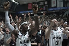 Dusan Alimpijevic yönetimindeki Beşiktaş, 8 yıl sonra gelen şampiyonluk şansı için Avrupa şampiyonu Fenerbahçe'nin rakibi oldu