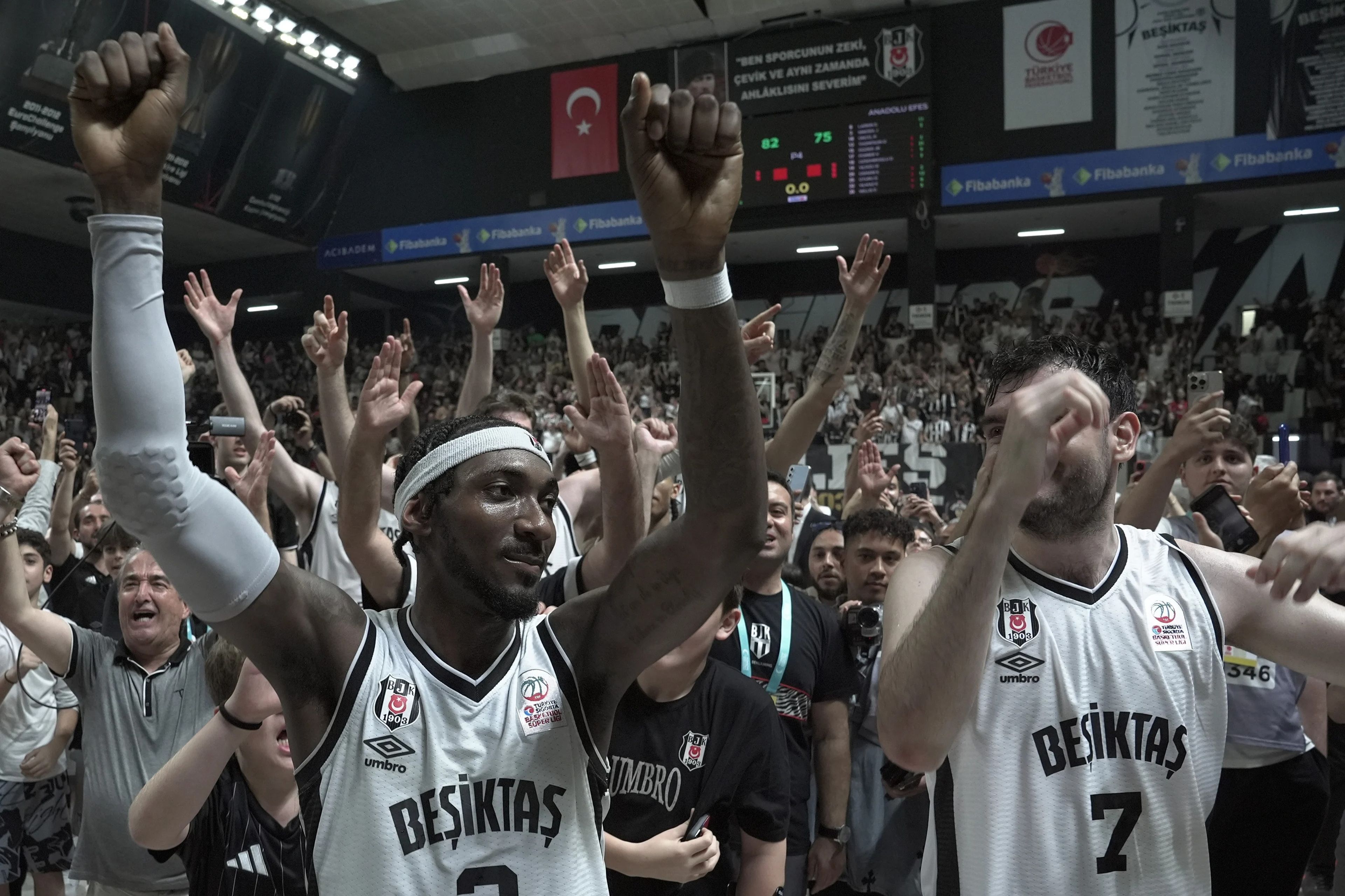 Dusan Alimpijevic yönetimindeki Beşiktaş, 8 yıl sonra gelen şampiyonluk şansı için Avrupa şampiyonu Fenerbahçe'nin rakibi oldu