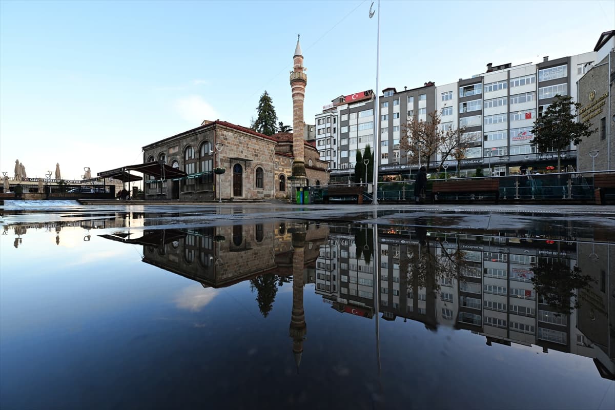 Trabzon sokaklarının sudaki izleri 