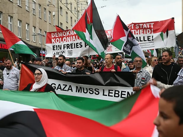 Avusturya'da binlerce kişi Gazze için yürüdü