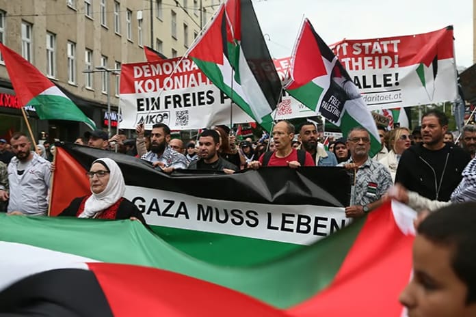 Avusturya'da binlerce kişi Gazze için yürüdü