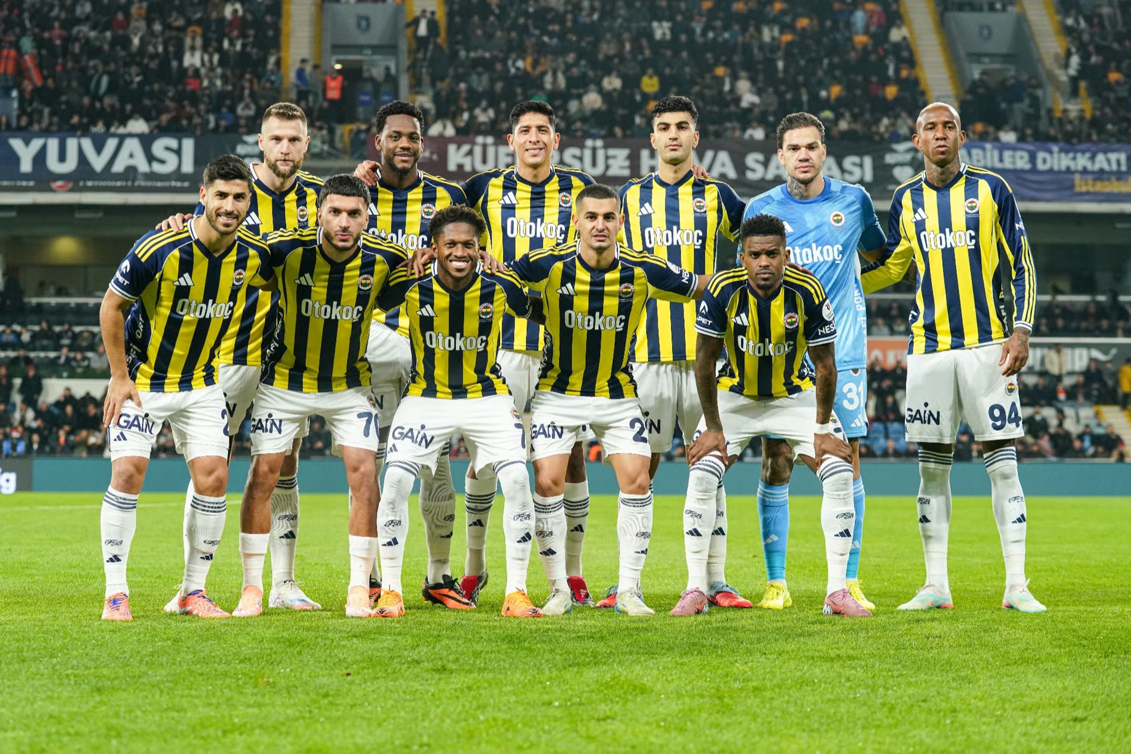 Fenerbahçe, Süper Lig'in ilk yarısında derbilerden puan çıkaran tek takım