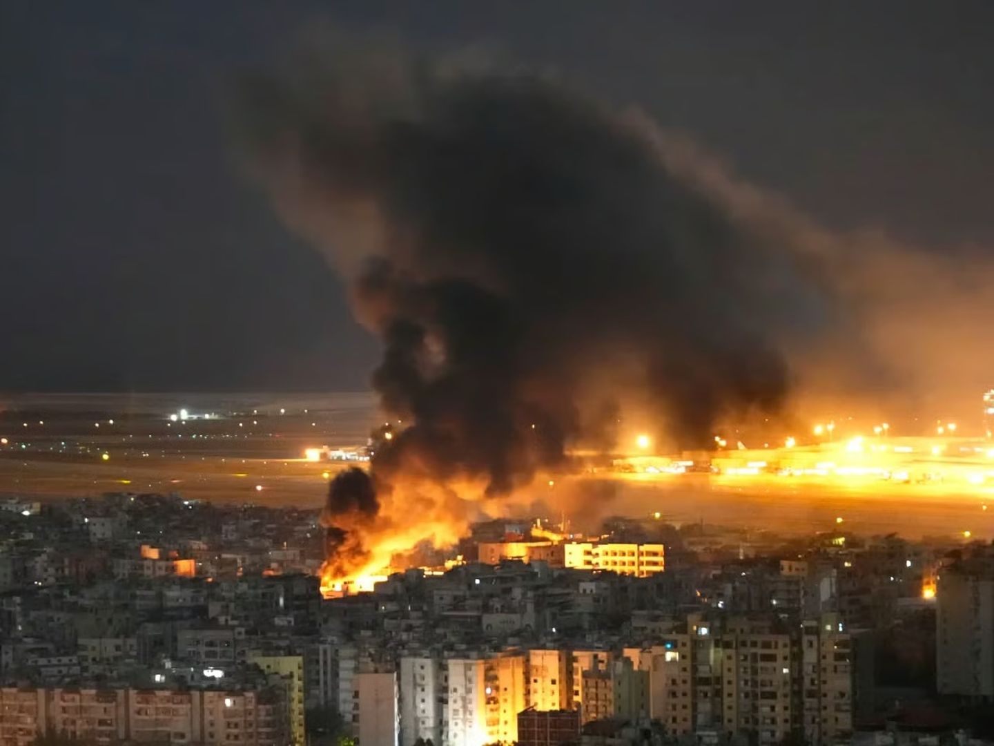 İsrail Lübnan'ın güneyinde "Hizbullah'a ait" olduğu iddia edilen binaları yıktı