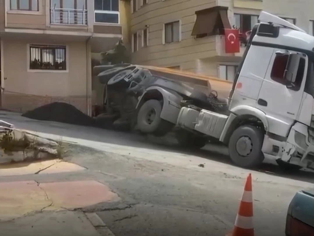 Park halindeki araç damperin altında kaldı
