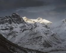 Nepal'de dağcıların üstüne çığ düştü: 7 ölü