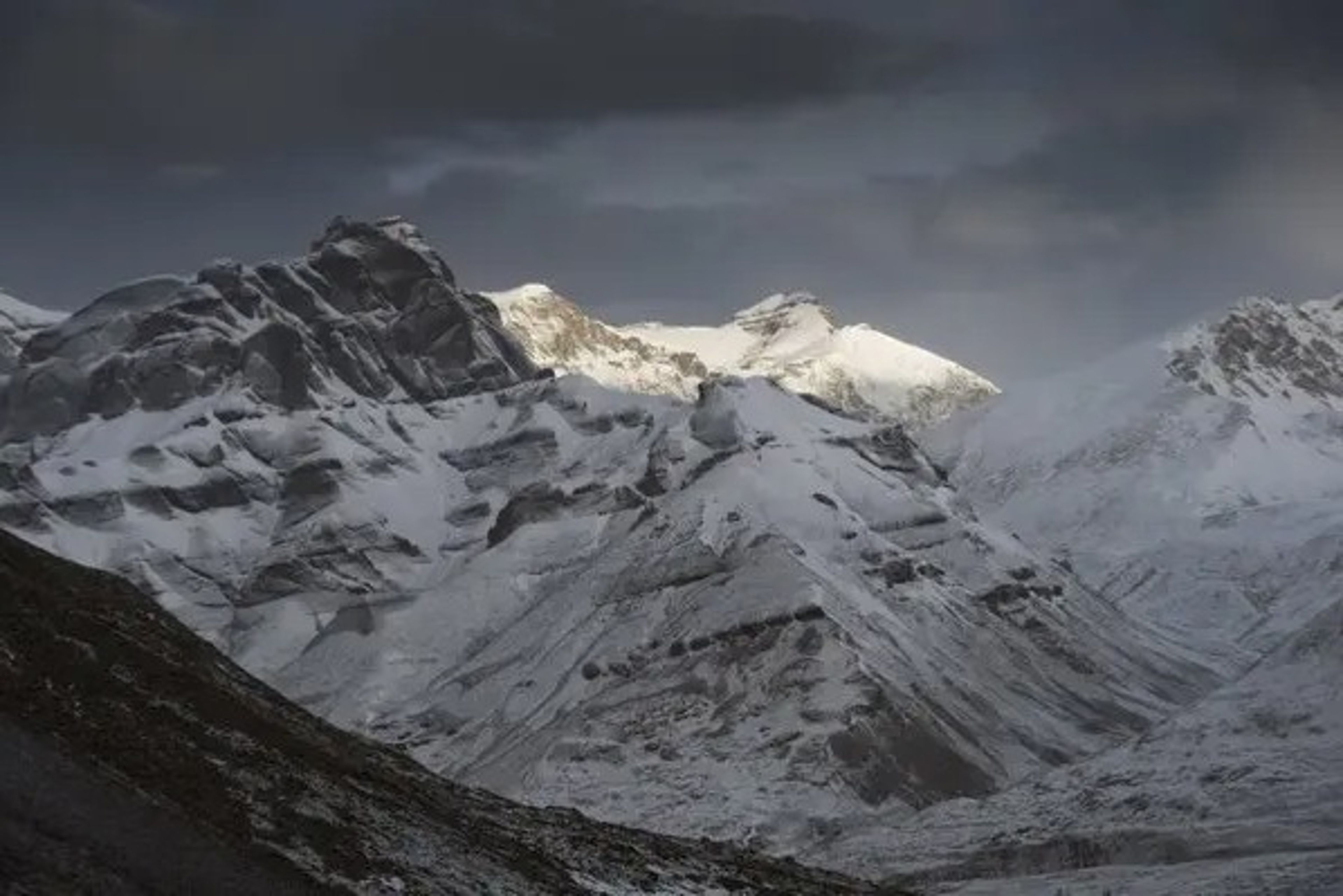 Nepal'de dağcıların üstüne çığ düştü: 7 ölü