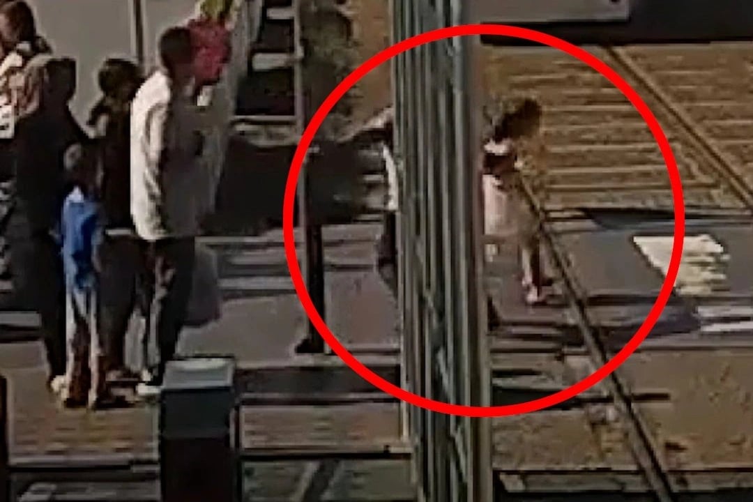 Tramvayın önüne koşan çocuğu kurtardı
