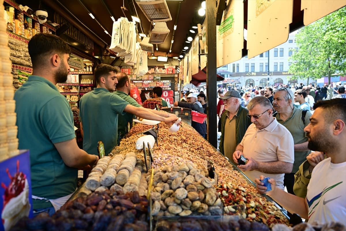 Bayram hazırlığında son düzlük: Tarihi Yarımada'da iğne atsan yere düşmüyor