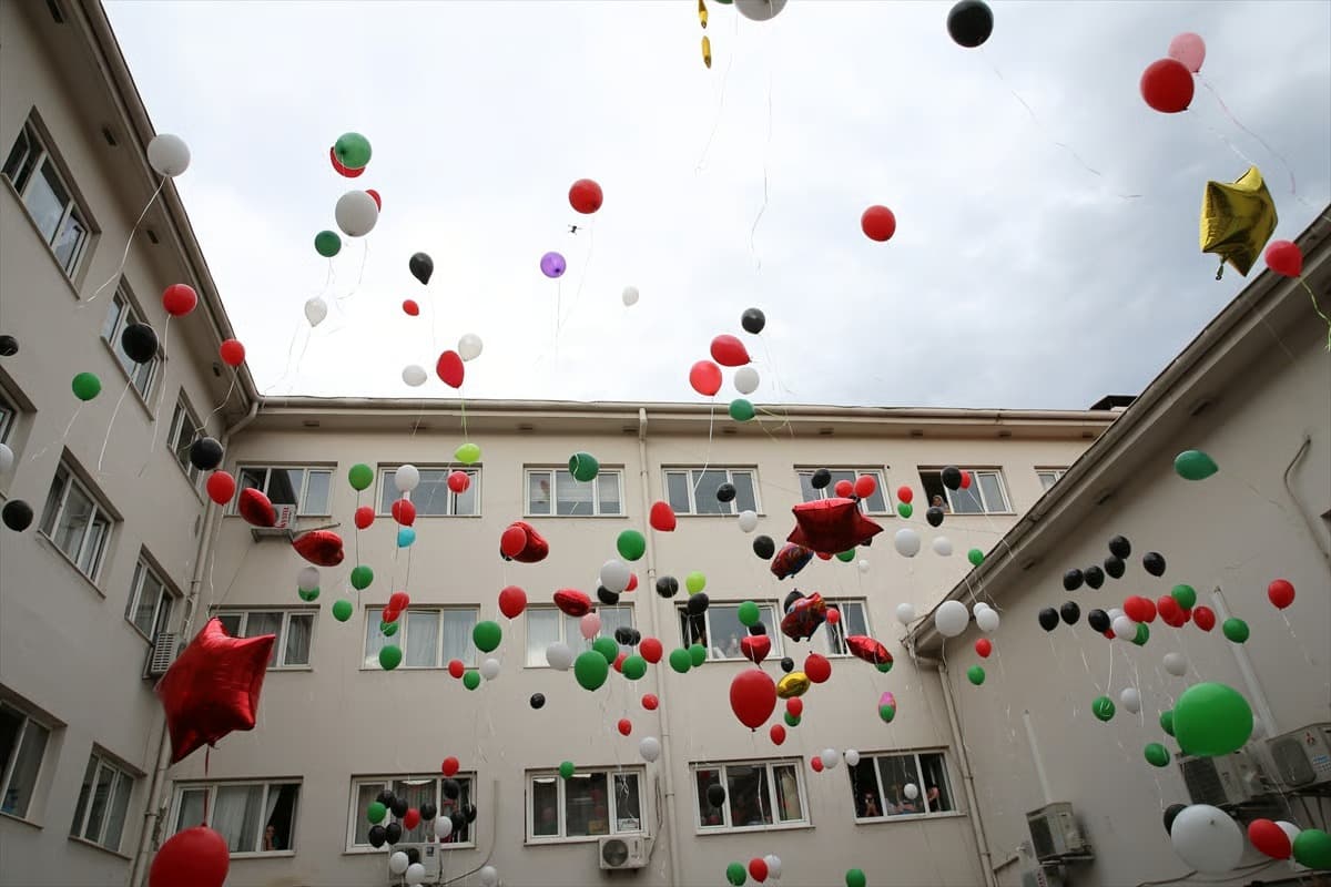 Minik Raziye için yüzlerce kişi balonları gökyüzüne bıraktı