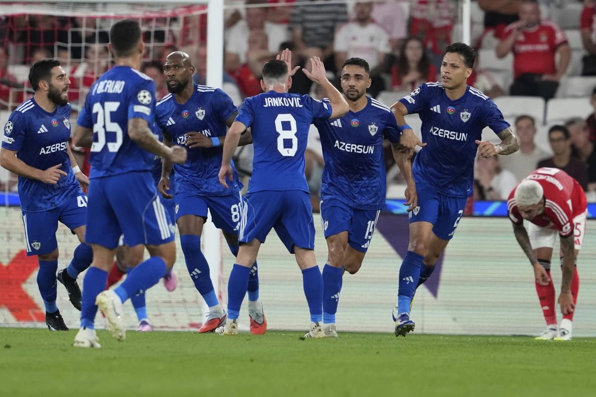 Qarabağ oyuncuları Benfica karşısında gol sevinci yaşıyor