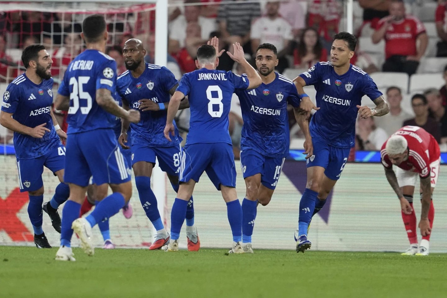 Qarabağ oyuncuları Benfica karşısında gol sevinci yaşıyor