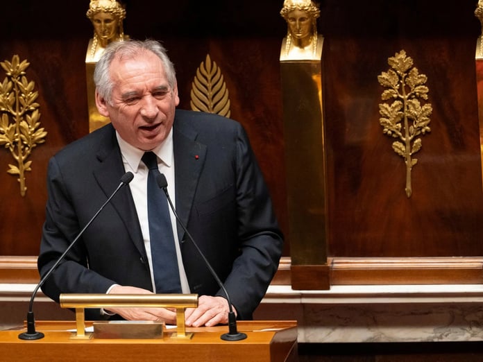 Fransa'da aşırı sağcı Ulusal Birlik hükümeti düşürme kararı aldı