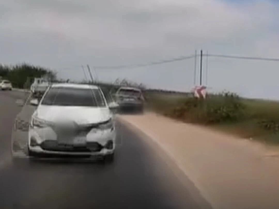 Viraja hızlı girdi, kaza yaptı