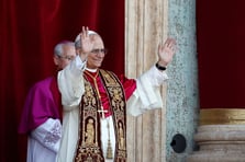 Sistine Şapeli'nden beyaz duman yükseldi