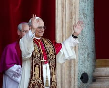 Sistine Şapeli'nden beyaz duman yükseldi