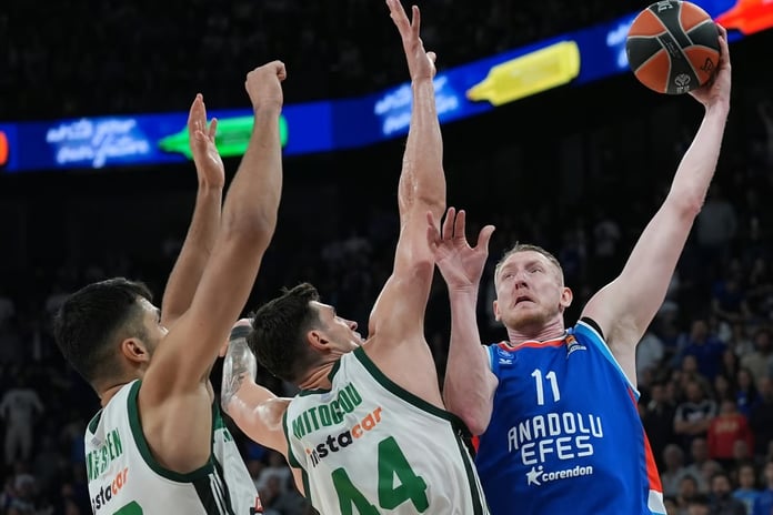 Anadolu Efes sahasında Panathinaikos'a mağlup oldu: Seride avantaj Yunan ekibinde