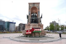 Sendikalar 1 Mayıs’ta Taksim Cumhuriyet Anıtı’na çelenk bıraktı