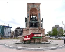 Sendikalar 1 Mayıs’ta Taksim Cumhuriyet Anıtı’na çelenk bıraktı