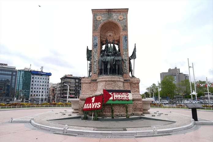 Sendikalar 1 Mayıs’ta Taksim Cumhuriyet Anıtı’na çelenk bıraktı