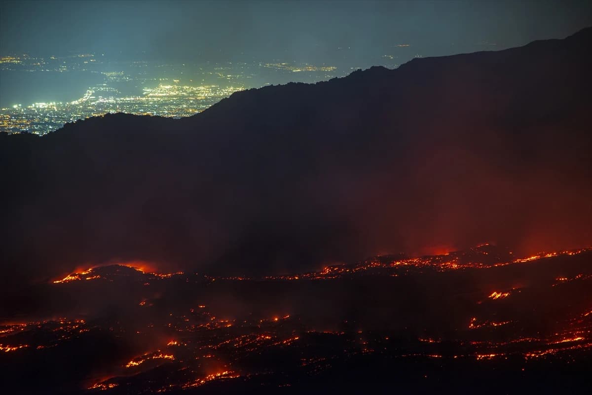 Etna Yanardağ tüm kızgınlığıyla lav püskürtmeye devam ediyor