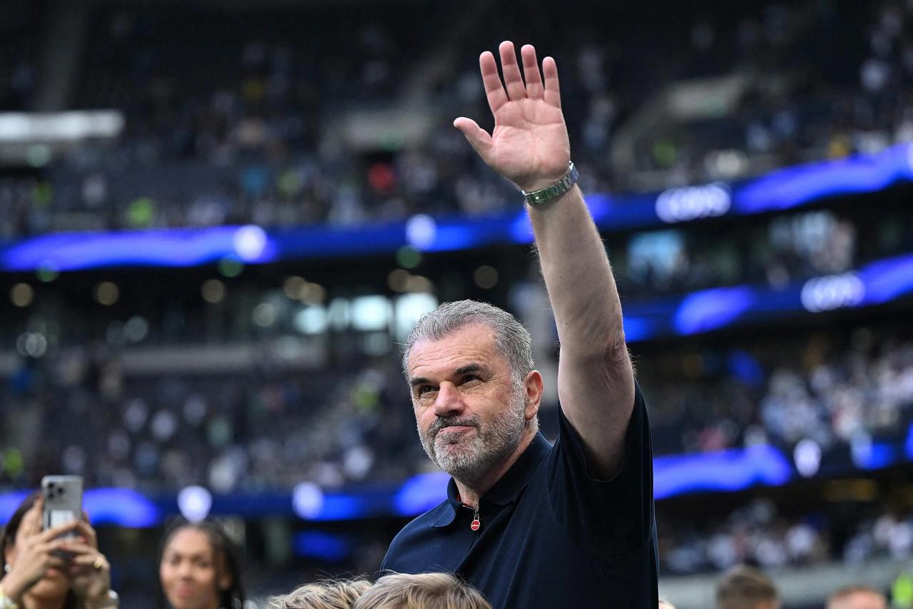 17 yıllık kupa hasretine son veren Postecoglou gönderildi
