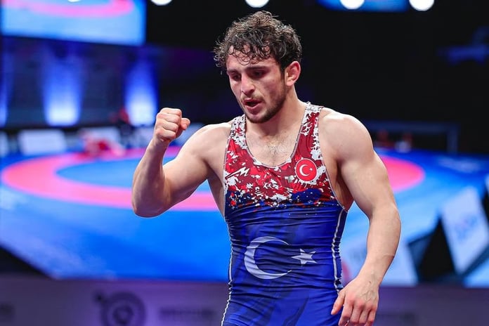 Türk Silahlı Kuvvetleri güreşçisi Ahmet Duman, Almanya'da düzenlenen şampiyonada namağlup şampiyon oldu
