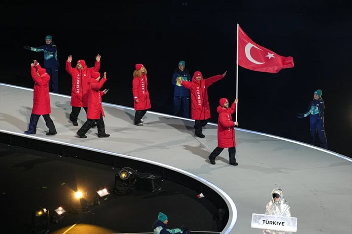 Türk bayrağını Furkan Akar ve İrem Dursun taşıdı