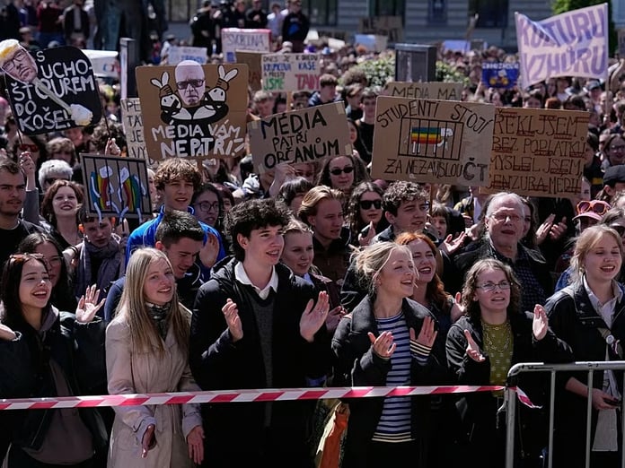 Bütçe kesintisi ve yeni finansman modeli Çek öğrencileri sokağa döktü