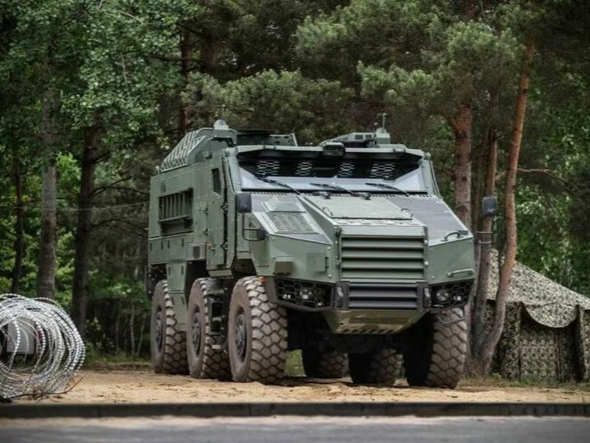Polonya Heron 6×6 zırhlı aracının seri üretimine başladı