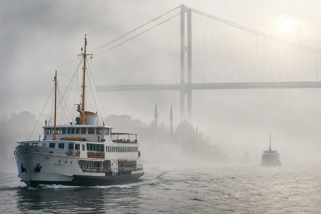 İstanbul Boğazı'nda sis alarmı! Gemi trafiği durdu, vapur seferleri iptal edildi