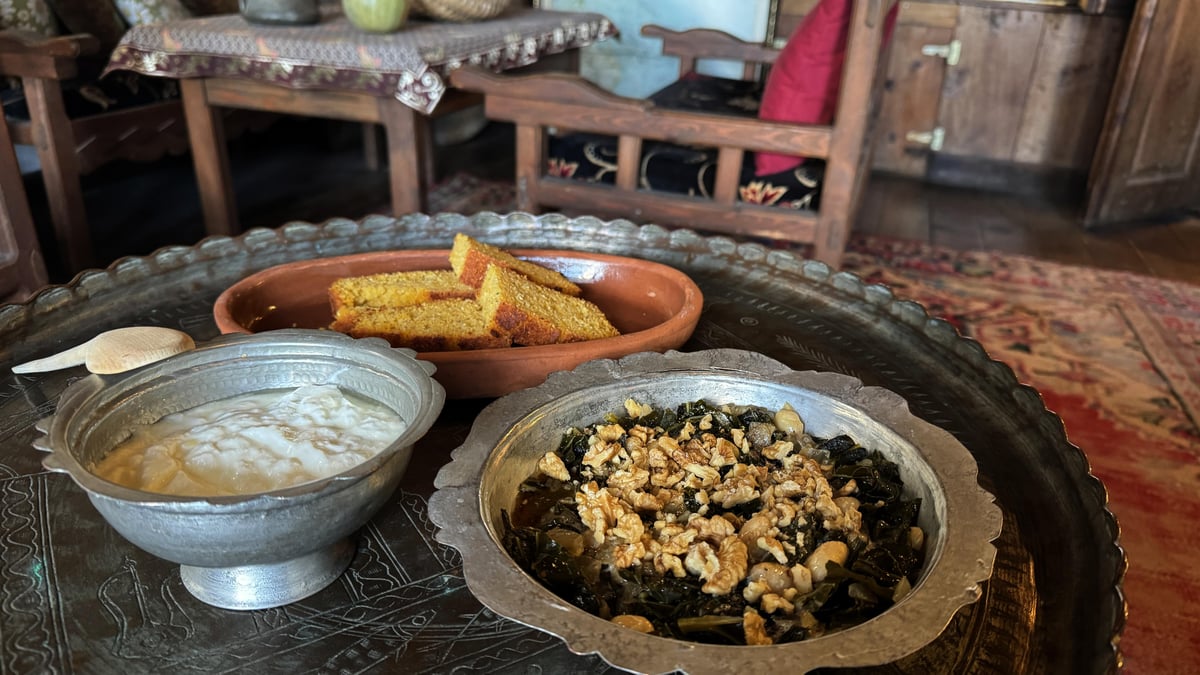 Kara lahana ve mısır ekmeği