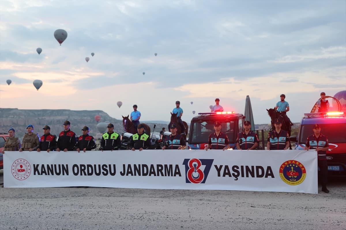 Kapadokya semalarında nefes kesen gösteri: JÖAK paraşüt timi sıcak hava balonundan atladı