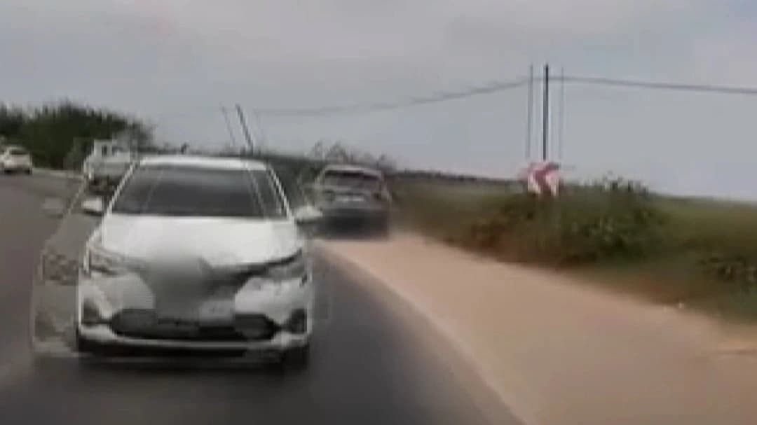 Viraja hızlı giren sürücü kazaya yol açtı