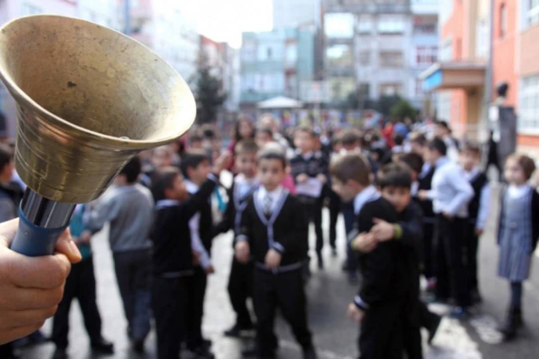 17 milyon öğrenci için ders zili yarın çalacak! Velilere randevu zorunluluğu, öğrencilere telefon yasağı 
