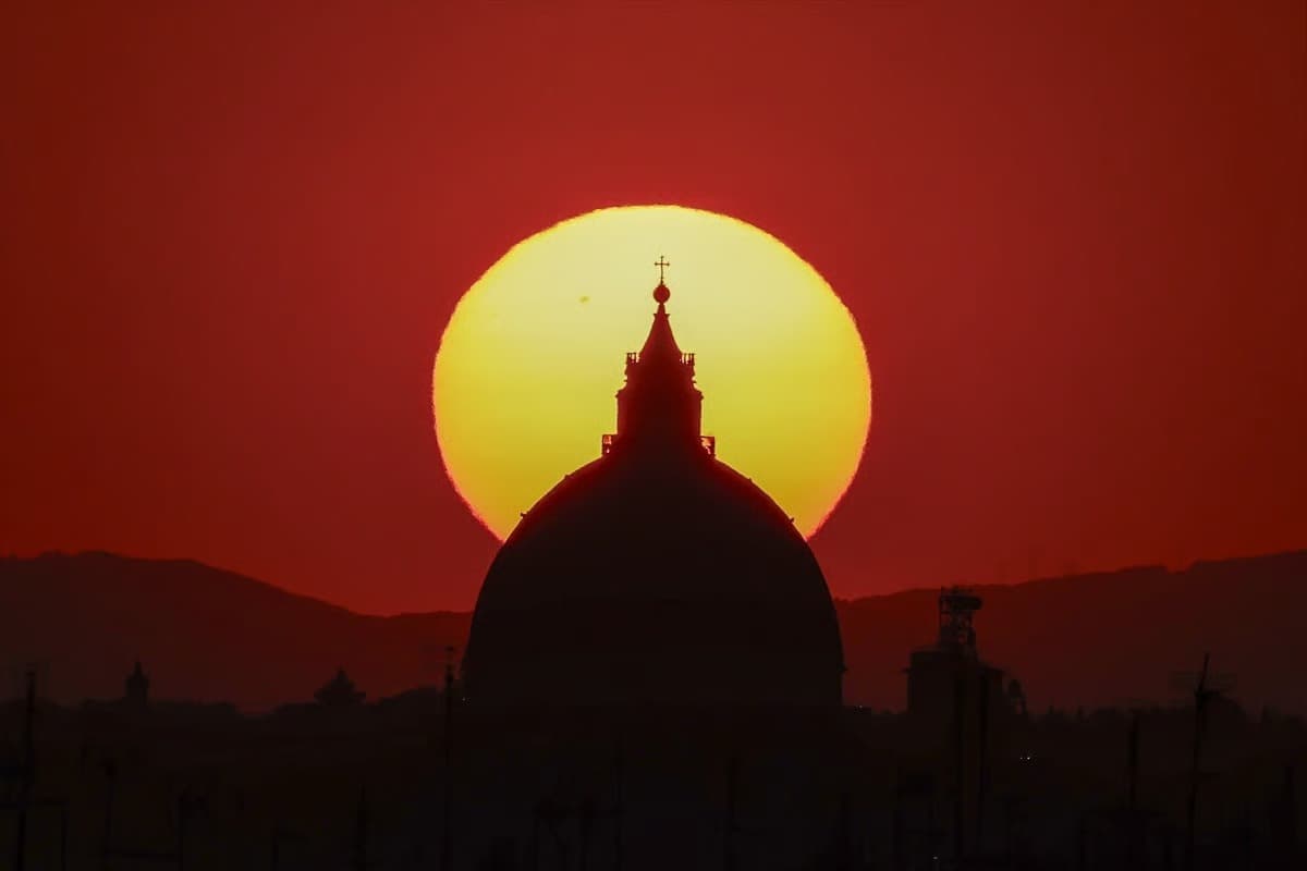 Kırmızının bin bir tonu: Roma'da bir gün batımı...