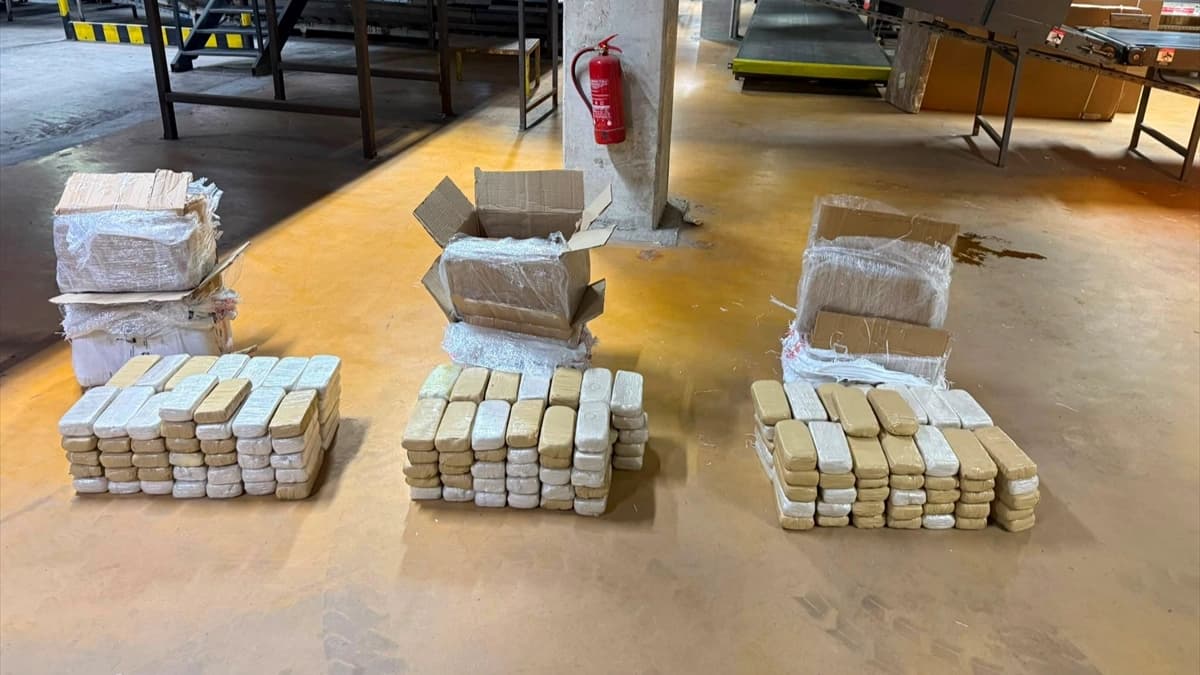 Van'dan İstanbul'a kargo operasyonu: 109 kilo eroin ele geçirildi!