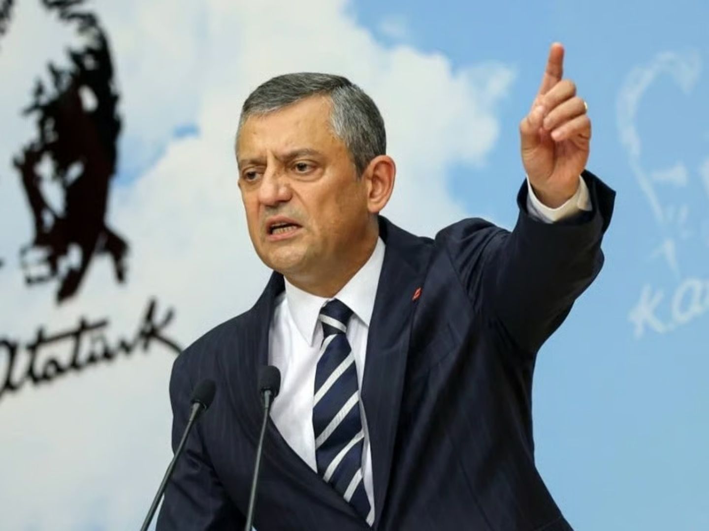 Özgür Özel kurultay harekete geçiyor! İmzaları CHP Genel Merkez'e teslim edecek