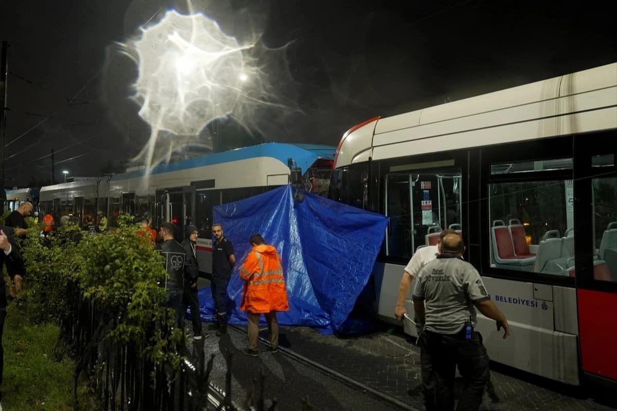Zeytinburnu’nda tramvaylar kafa kafaya çarpıştı