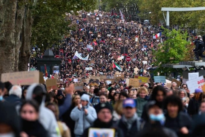 Fransa'da hükümet karşıtı protestolar büyüyor: Paris'te yüz binlerce kişi sokaklara çıktı